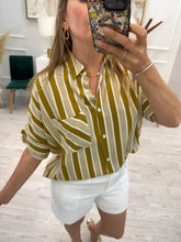 Cargar imagen en el visor de la galería, CLAUDETTE - Camisa olivo rayas