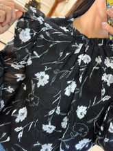 Cargar imagen en el visor de la galería, IGNACIA - Blusa negra estampado floral