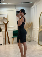 Cargar imagen en el visor de la galería, PHOEBE - Vestido negro asimétrico
