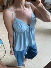 Cargar imagen en el visor de la galería, GERALDINE - Blusa azul tirantes