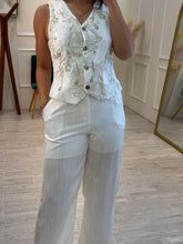 Cargar imagen en el visor de la galería, LUZ - Set chaleco y pantalon blanco con flores verdes