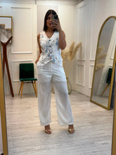 Cargar imagen en el visor de la galería, LILIA - Set pantalón y chaleco blanco con flores azules