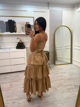 Cargar imagen en el visor de la galería, KALINDA - Maxi vestido khaki moños