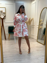 Cargar imagen en el visor de la galería, KOURTNEY - Vestido corto blanco con flores rojas