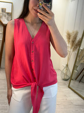 Cargar imagen en el visor de la galería, APPLEJACK - Blusa rojo coral sin mangas