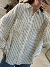 Cargar imagen en el visor de la galería, DIONE – Camisa de rayas beige oversize