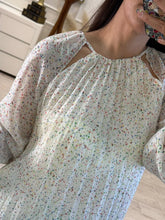 Cargar imagen en el visor de la galería, LILIANA - Blusa plisada crema estampada