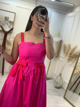 Cargar imagen en el visor de la galería, IFIGENIA – Maxi vestido fucsia con tirantes y moños rojos