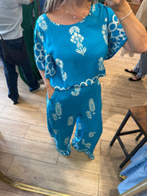Cargar imagen en el visor de la galería, DORIS - Set blusa y pantalón azul estampado