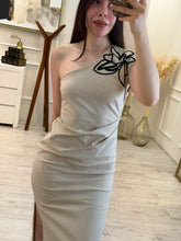 Cargar imagen en el visor de la galería, JUNIPER - Maxi vestido avena asimétrico