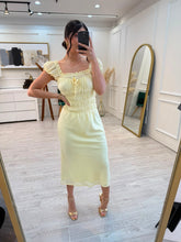 Cargar imagen en el visor de la galería, KARINA - Vestido midi Amarillo pastel