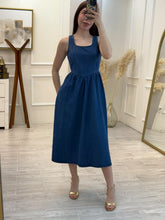 Cargar imagen en el visor de la galería, TOMOYO - Vestido midi azul sin mangas