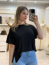 Cargar imagen en el visor de la galería, RENEE – Blusa negra de punto con manga texturizada