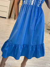 Cargar imagen en el visor de la galería, ELENIA - Vestido midi azul con detalles blancos