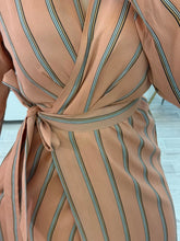 Cargar imagen en el visor de la galería, JAQUELINE - Maxi vestido salmón rayas