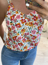 Cargar imagen en el visor de la galería, TIZIANA – Blusa de tirantes blanca con flores rojas y naranjas