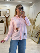 Cargar imagen en el visor de la galería, GINA - Camisa rosa claro corazones