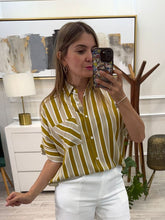 Cargar imagen en el visor de la galería, CLAUDETTE - Camisa olivo rayas