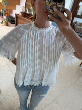 Cargar imagen en el visor de la galería, MITSKI - Blusa blanca bordado flores
