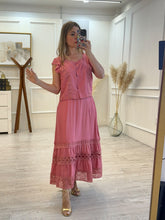 Cargar imagen en el visor de la galería, LATIFAH - Set blusa y falda rosa