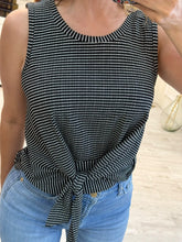 Cargar imagen en el visor de la galería, LORENA – Blusa negra a rayas con nudo al frente