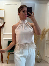 Cargar imagen en el visor de la galería, VALQUIRIA - Blusa beige plumas