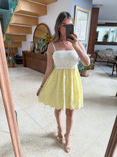 Cargar imagen en el visor de la galería, LESLIE - Vestido corto blanco con amarillo