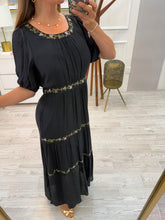 Cargar imagen en el visor de la galería, AFRICA - Maxi vestido negro bordado flores
