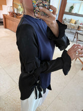 Cargar imagen en el visor de la galería, NAYELI -  Blusa azul marino con negro