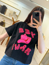 Cargar imagen en el visor de la galería, BLAIR - Playera negra estampado vaquero