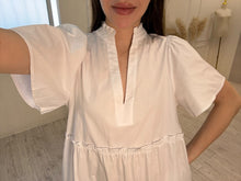 Cargar imagen en el visor de la galería, LUNA – Maxi vestido blanco con olanes y cuello mao