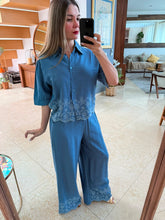 Cargar imagen en el visor de la galería, HILDEGARD - Set pantalon y blusa azul