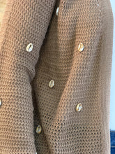 Cargar imagen en el visor de la galería, GARDENIA - Cardigan café con apliques conchita