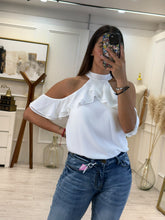 Cargar imagen en el visor de la galería, RÍA – Blusa blanca halter con olanes