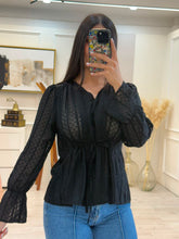 Cargar imagen en el visor de la galería, BRYNN - Blusa negra manga larga