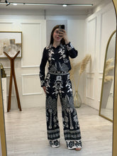 Cargar imagen en el visor de la galería, BLYTHE - Set blusa y pantalon negro estampado