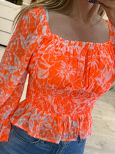 Cargar imagen en el visor de la galería, YUNA – Blusa naranja floral con cintura fruncida