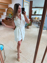 Cargar imagen en el visor de la galería, FLORINDA - Vestido corto blanco cruzado