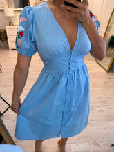 Cargar imagen en el visor de la galería, DOROTHY - Vestido corto azul bordado en mangas