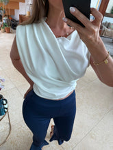 Cargar imagen en el visor de la galería, NICOLASA - Blusa blanca sin mangas