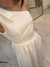 Cargar imagen en el visor de la galería, SUSANA - Maxi vestido asimétrico blanco
