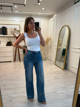 Cargar imagen en el visor de la galería, HANNA - Pantalon denim con apliques brillantes