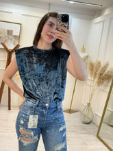Cargar imagen en el visor de la galería, INES - Blusa humo sin mangas