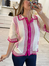 Cargar imagen en el visor de la galería, BAYLOR - Camisa de punto fucsia con beige