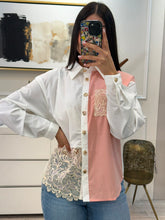Cargar imagen en el visor de la galería, AVA - Camisa blanca con salmón