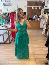 Cargar imagen en el visor de la galería, AGUSTINA - Set blusa y falda verde