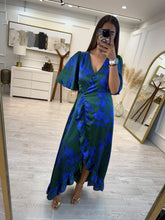 Cargar imagen en el visor de la galería, EURÍDICE – Maxi vestido verde con flores azules cruzado
