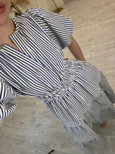 Cargar imagen en el visor de la galería, LETO – Maxi vestido a rayas azul marino y blanco con manga globo