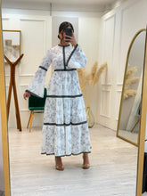 Cargar imagen en el visor de la galería, OCTAVIA - Maxi vestido blanco estampado negro