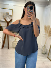 Cargar imagen en el visor de la galería, CARMELA - Blusa gris con volantes